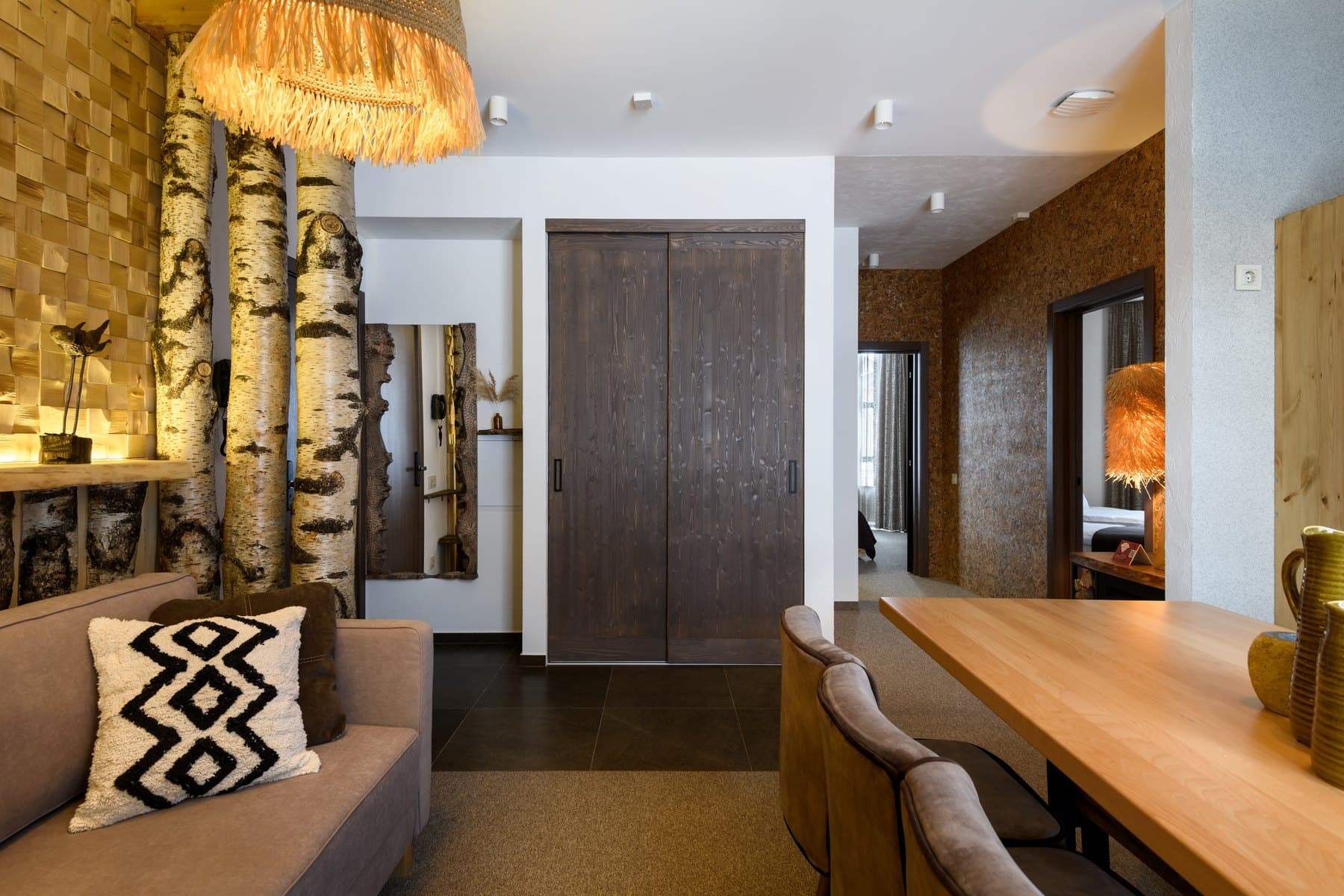 Спальня семейных апартаментов Alpen Club с тёплой отделкой
