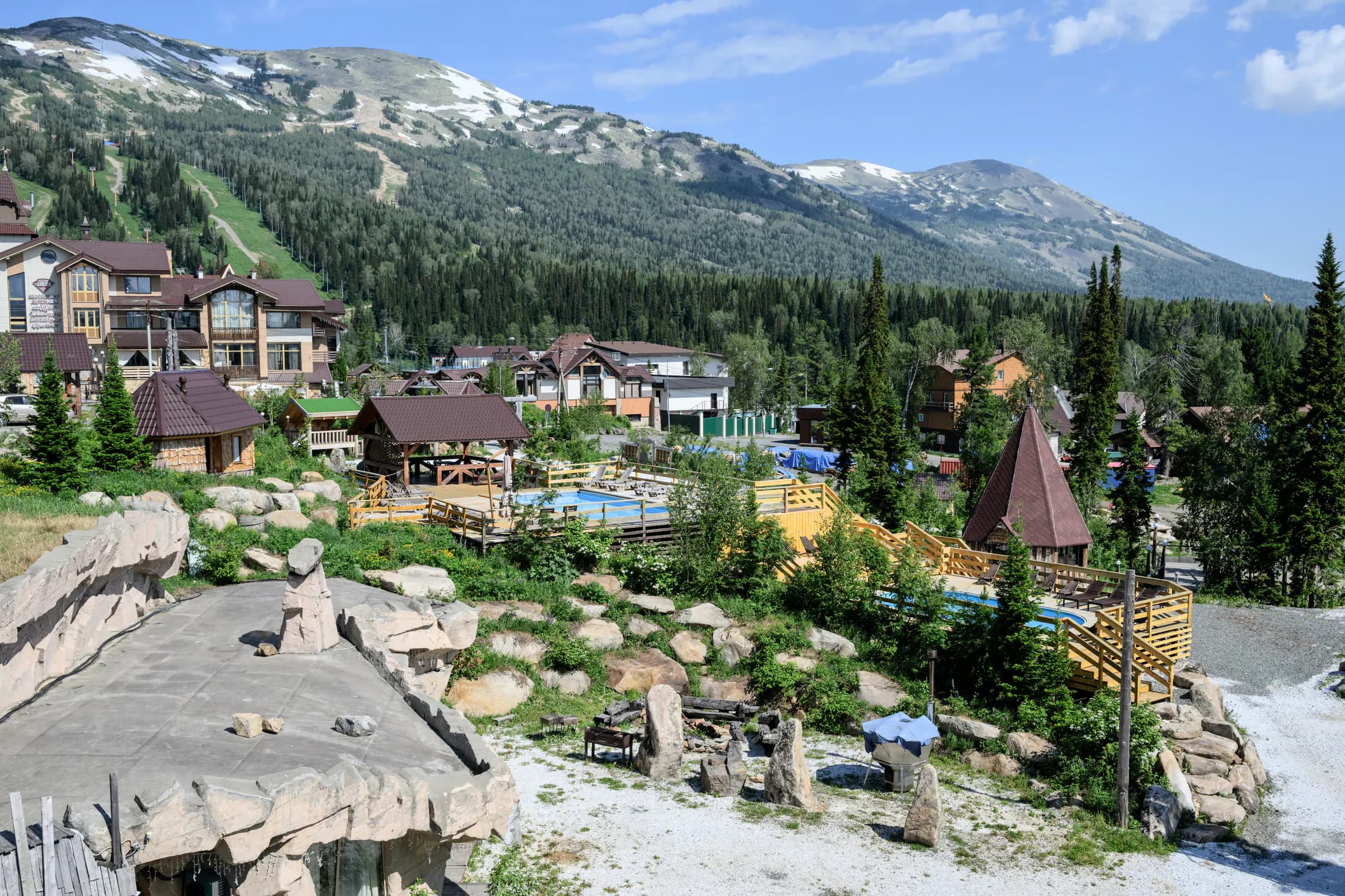 Летняя территория Alpen Club с панорамой гор Шерегеша
