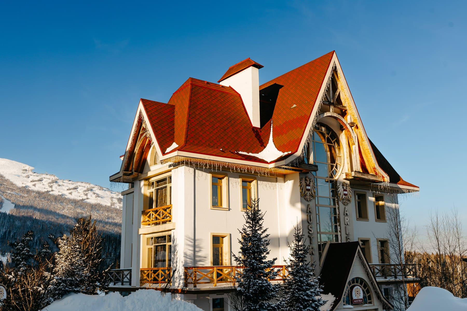 Зимний Alpen Club на фоне гор Шерегеша