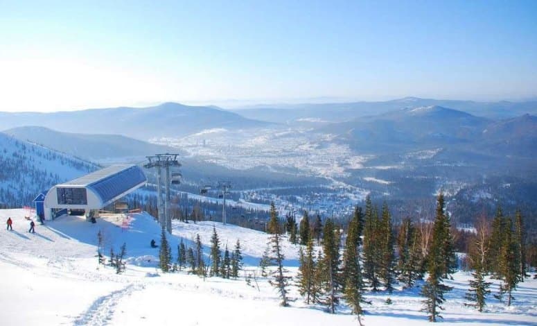 Заснеженные склоны Шерегеша рядом с Alpen Club