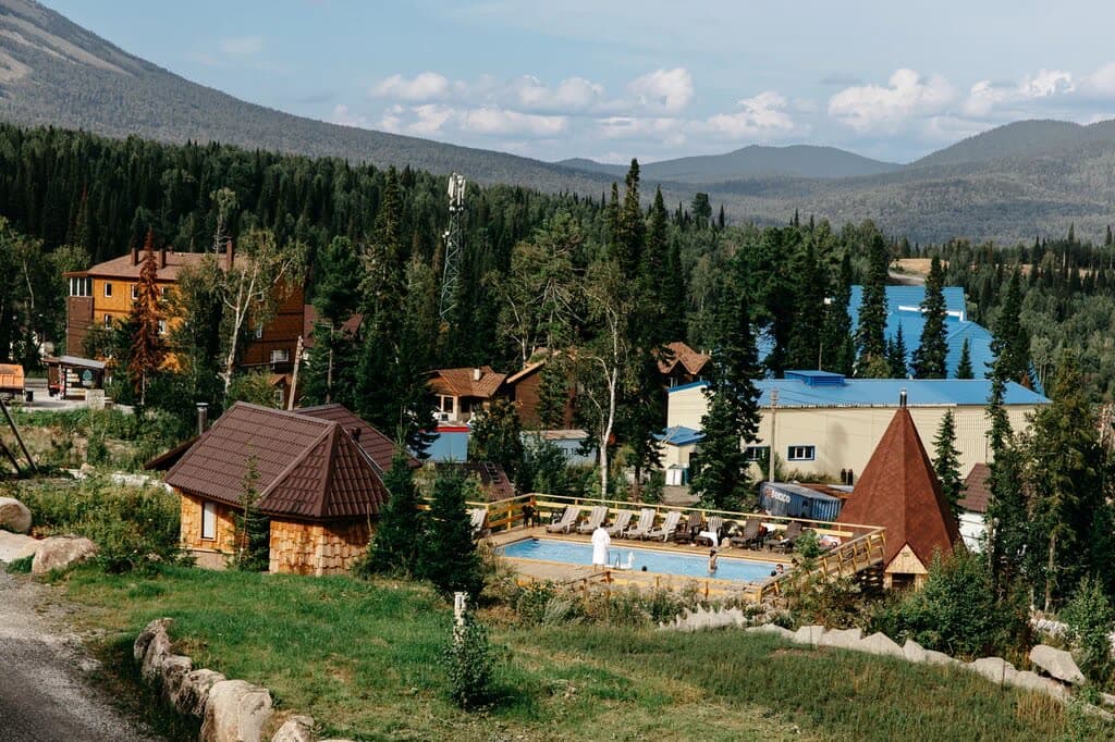 Открытые бассейны Alpen Club на фоне гор Шерегеша