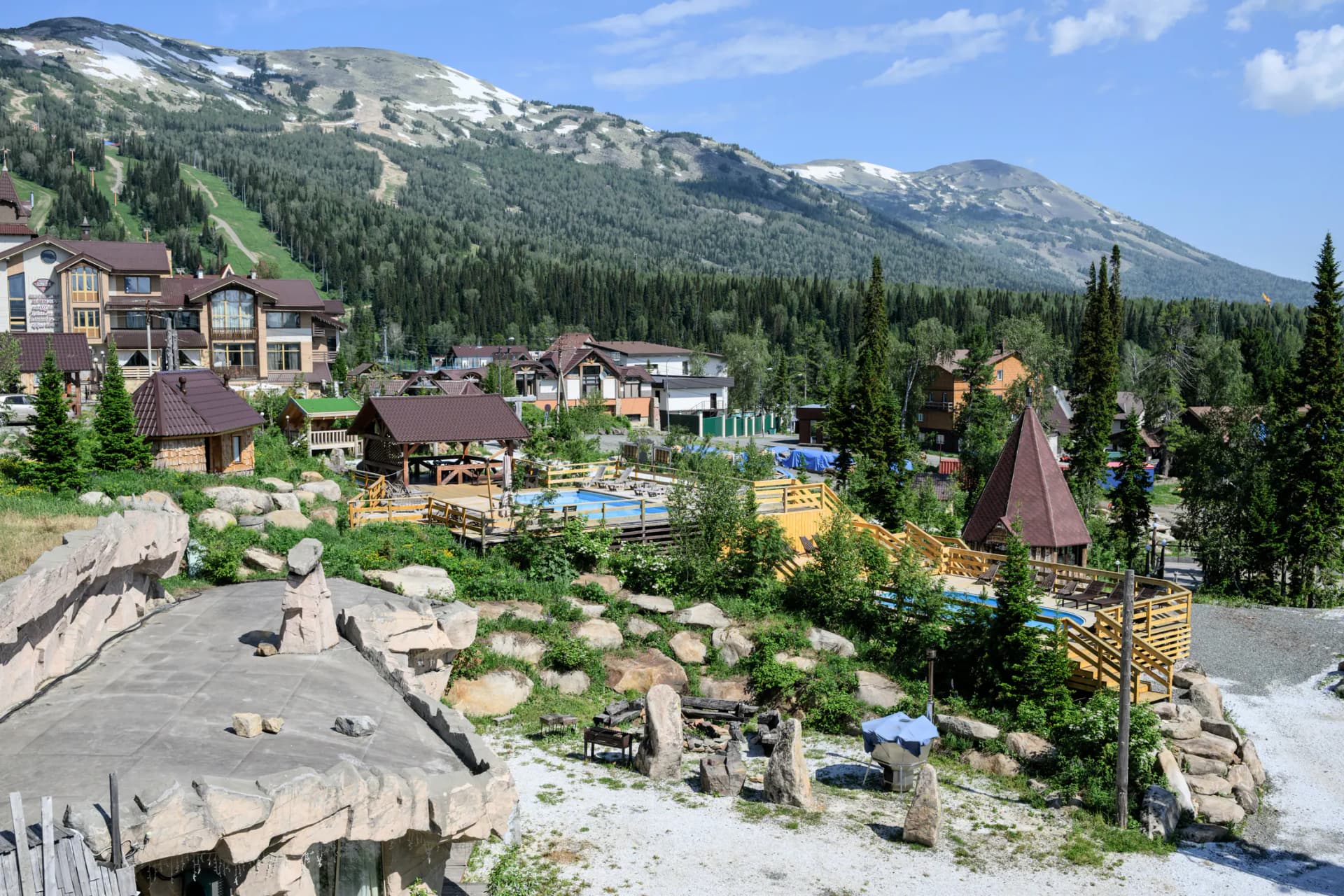 Летняя территория Alpen Club с панорамой гор Шерегеша